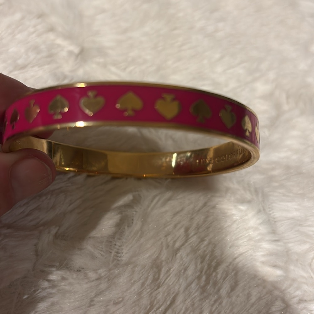 Kate Spade ♠️“Live Colorfully” Hot Pink w/Gold‎ Spades Idiom Bangle Bracelet - Picture 4 of 11
